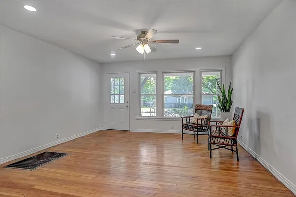 $1,425 | 411 West Taylor Street, Sherman, TX 75092