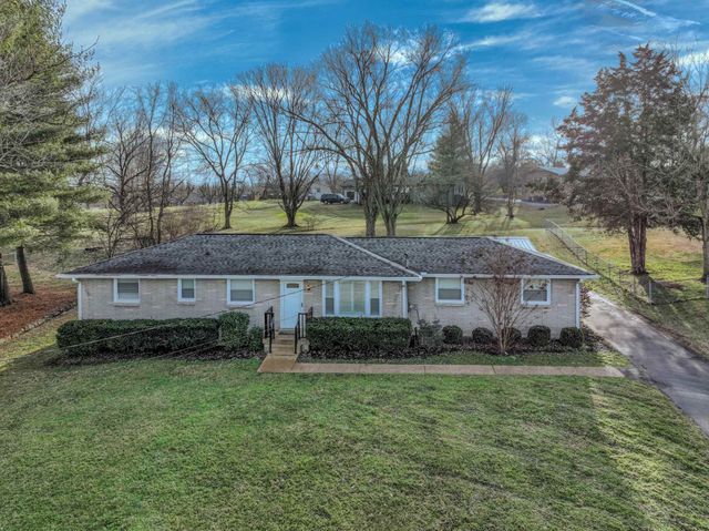 a view of a yard in front of a house