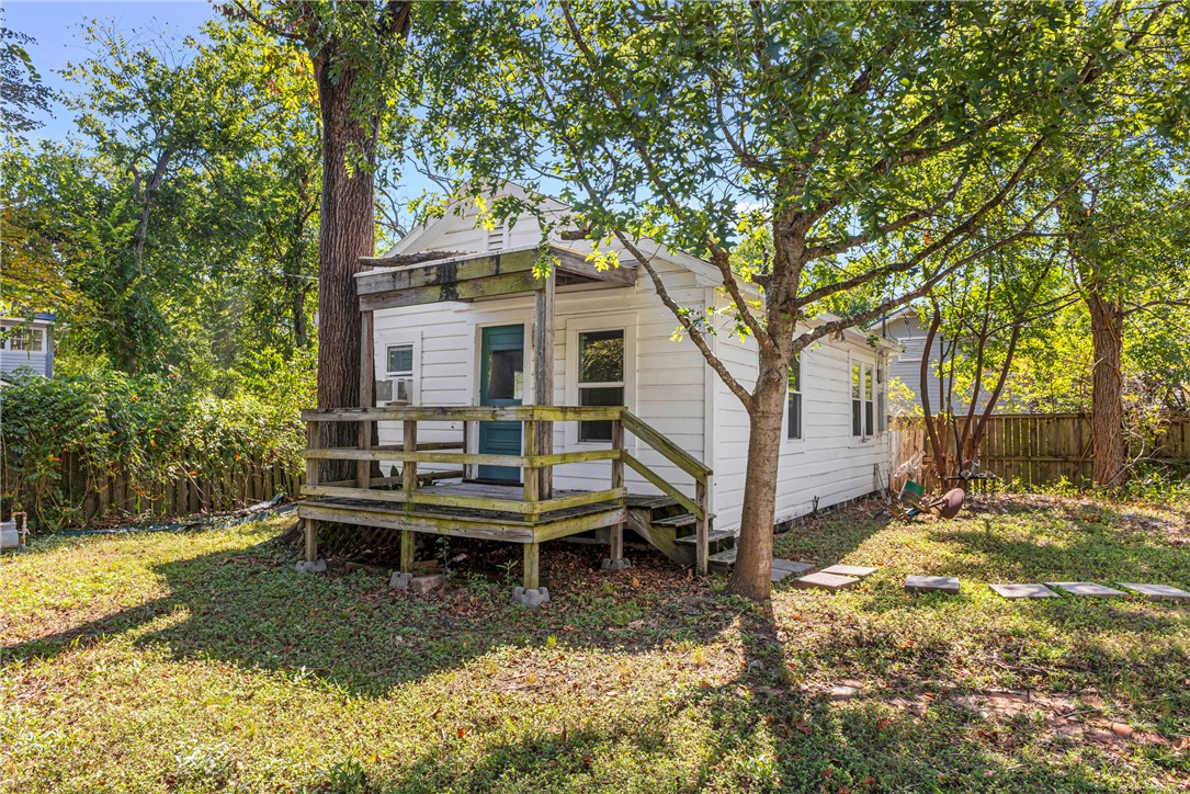 712 Banks Street Bryan, TX 77803 - Photo 25 of 33 a backyard of a house with table and chairs