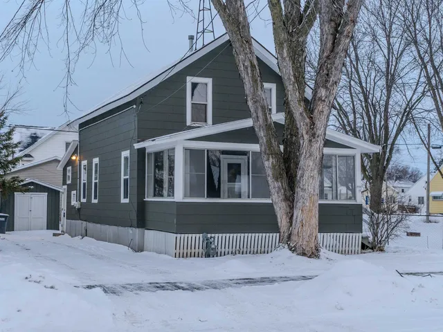 $180,000 | 904 West 8th Avenue, Oshkosh, WI 54902