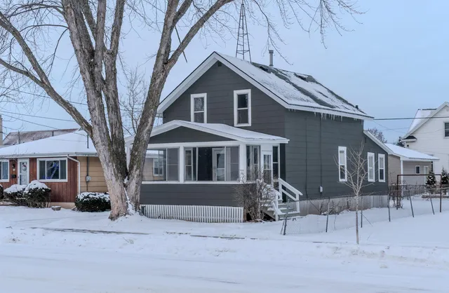 $180,000 | 904 West 8th Avenue, Oshkosh, WI 54902