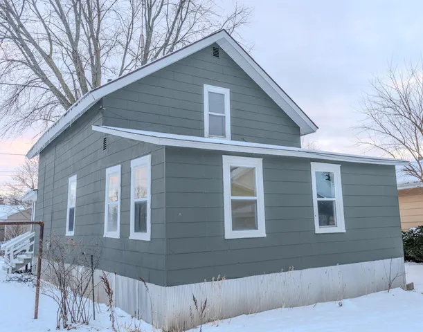 $180,000 | 904 West 8th Avenue, Oshkosh, WI 54902