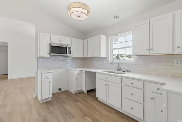 $299,900 | 66 Cobblestone Boulevard, Gas City, IN 46933