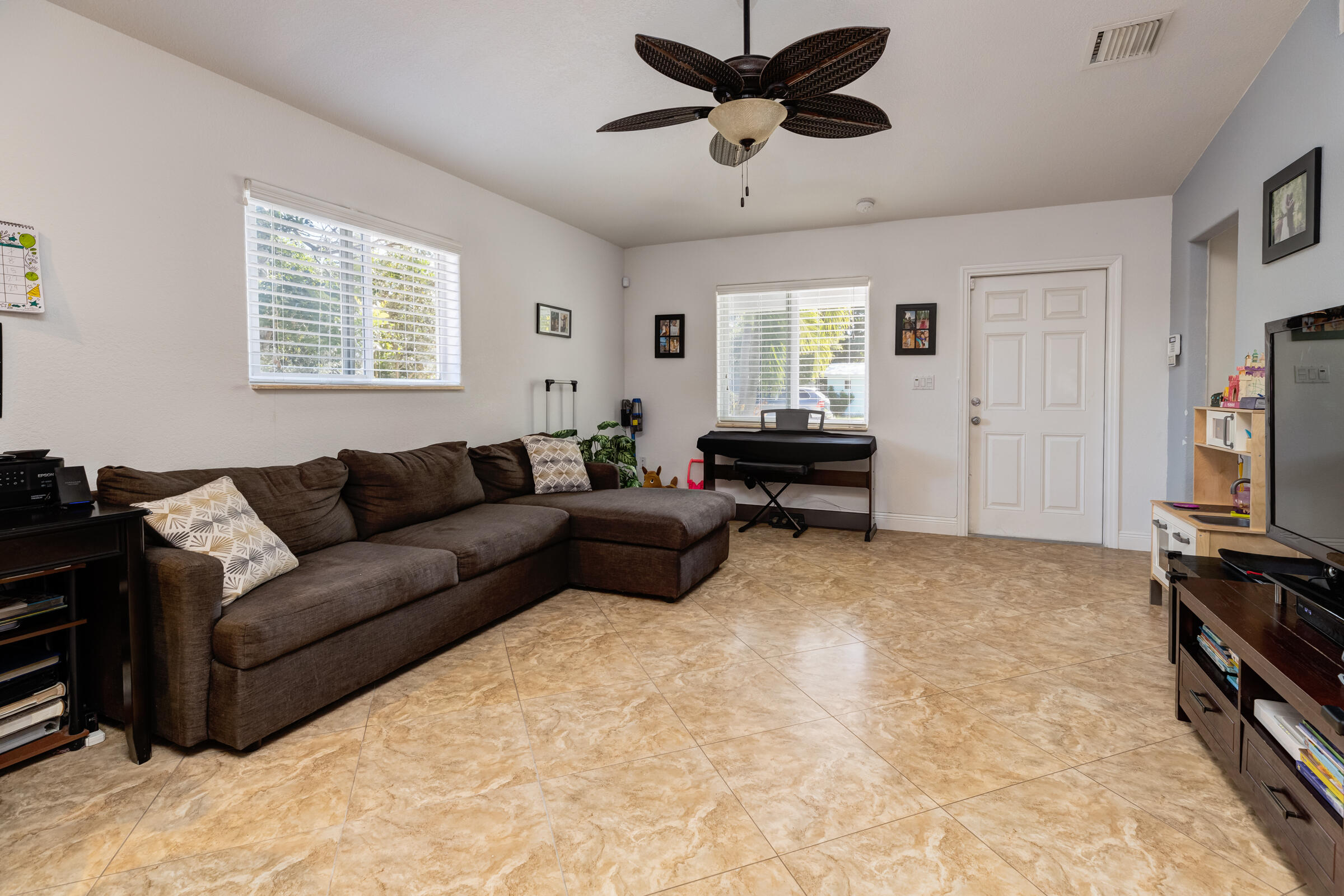 18 Abaco Road Key Largo, FL 33037 - Photo 3 of 25 Spacious living room