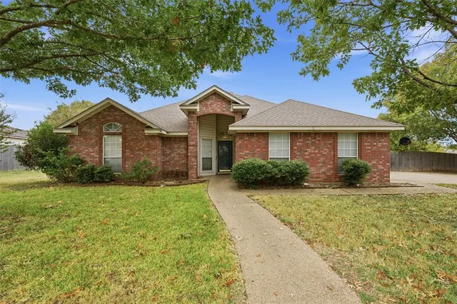 $299,900 | 621 Yukon Pass Drive, Hewitt, TX 76643