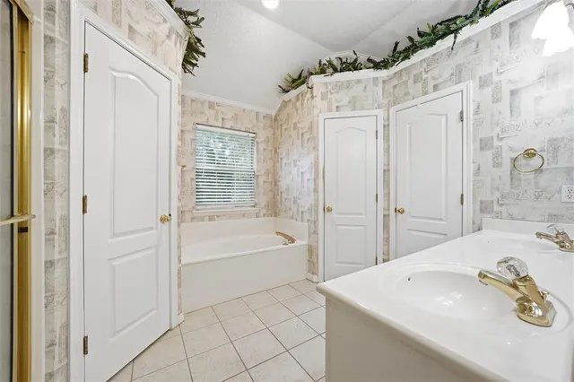 $299,900 | 621 Yukon Pass Drive, Hewitt, TX 76643