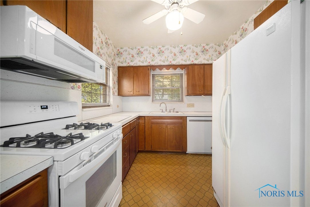 2512 Cheltenham Road Toledo, OH 43606 - Photo 9 of 26 Kitchen