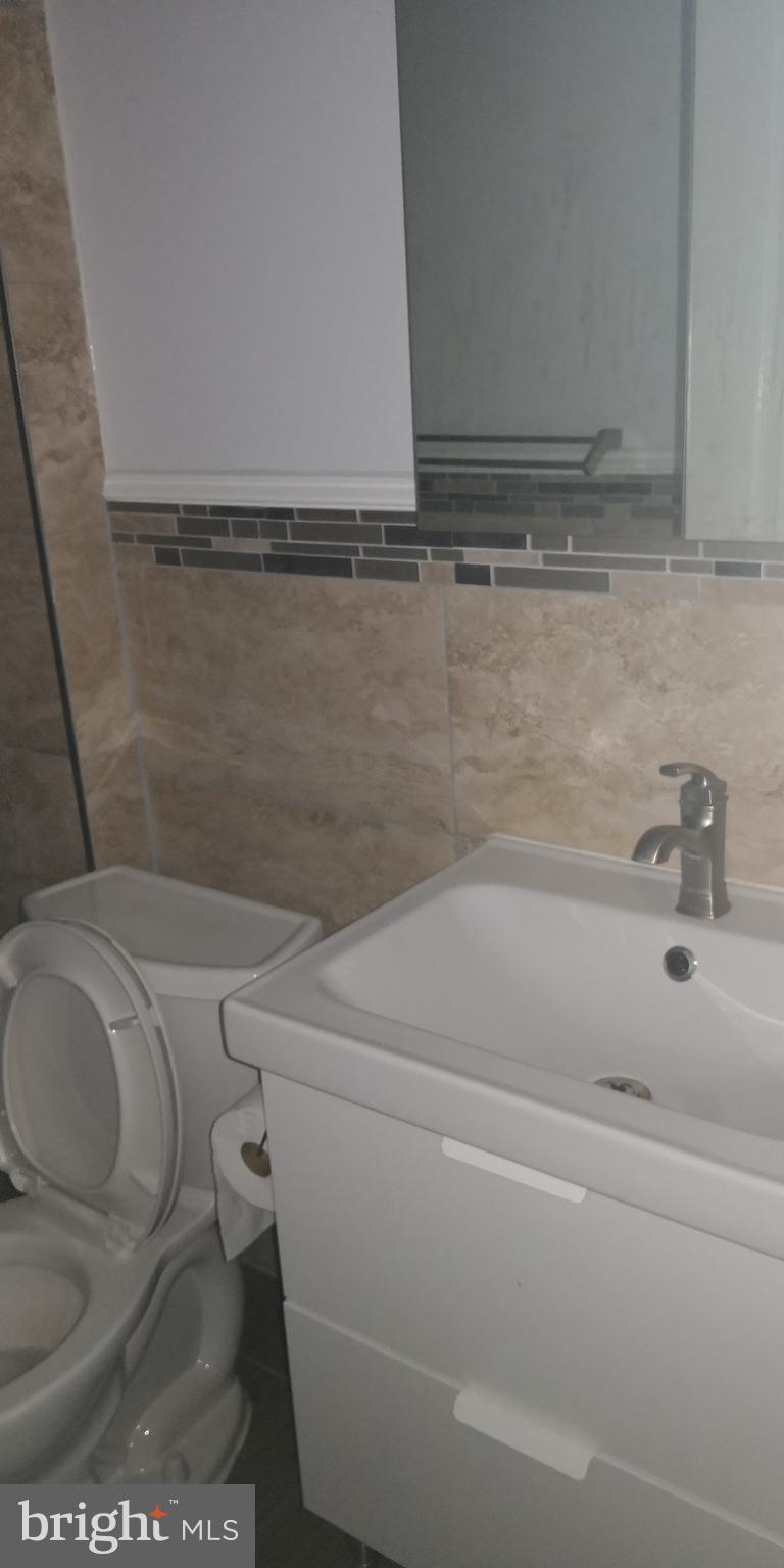 1008 Green Street Philadelphia, PA 19123 - Photo 31 of 40 a bathroom with a bathtub and a toilet