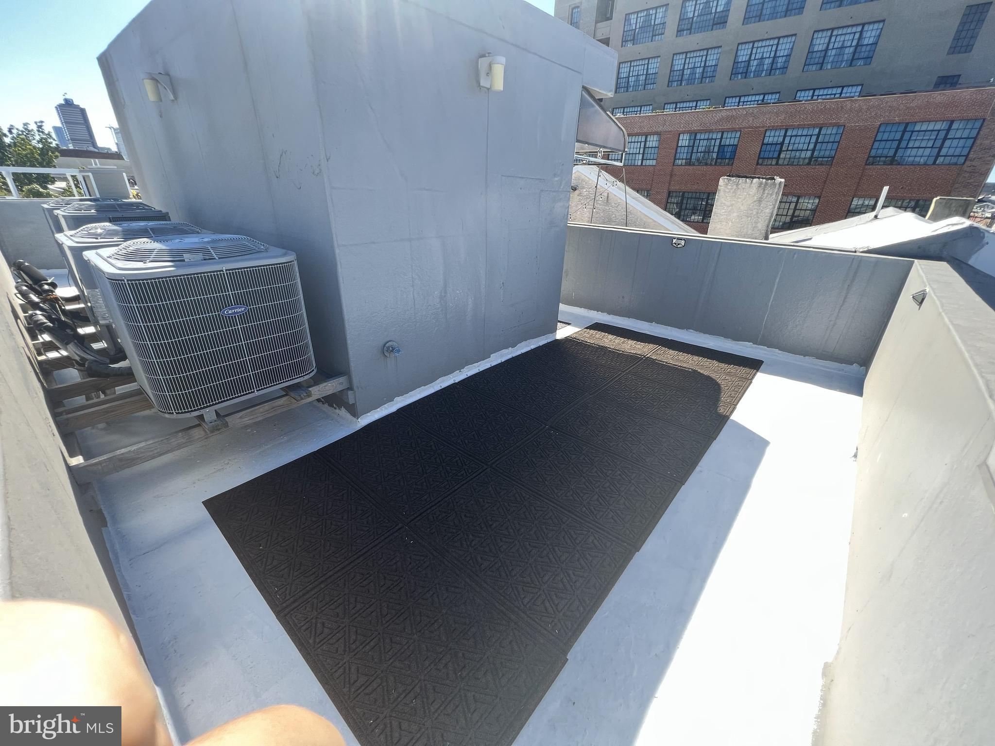 1008 Green Street Philadelphia, PA 19123 - Photo 4 of 40 a view of roof and microwave