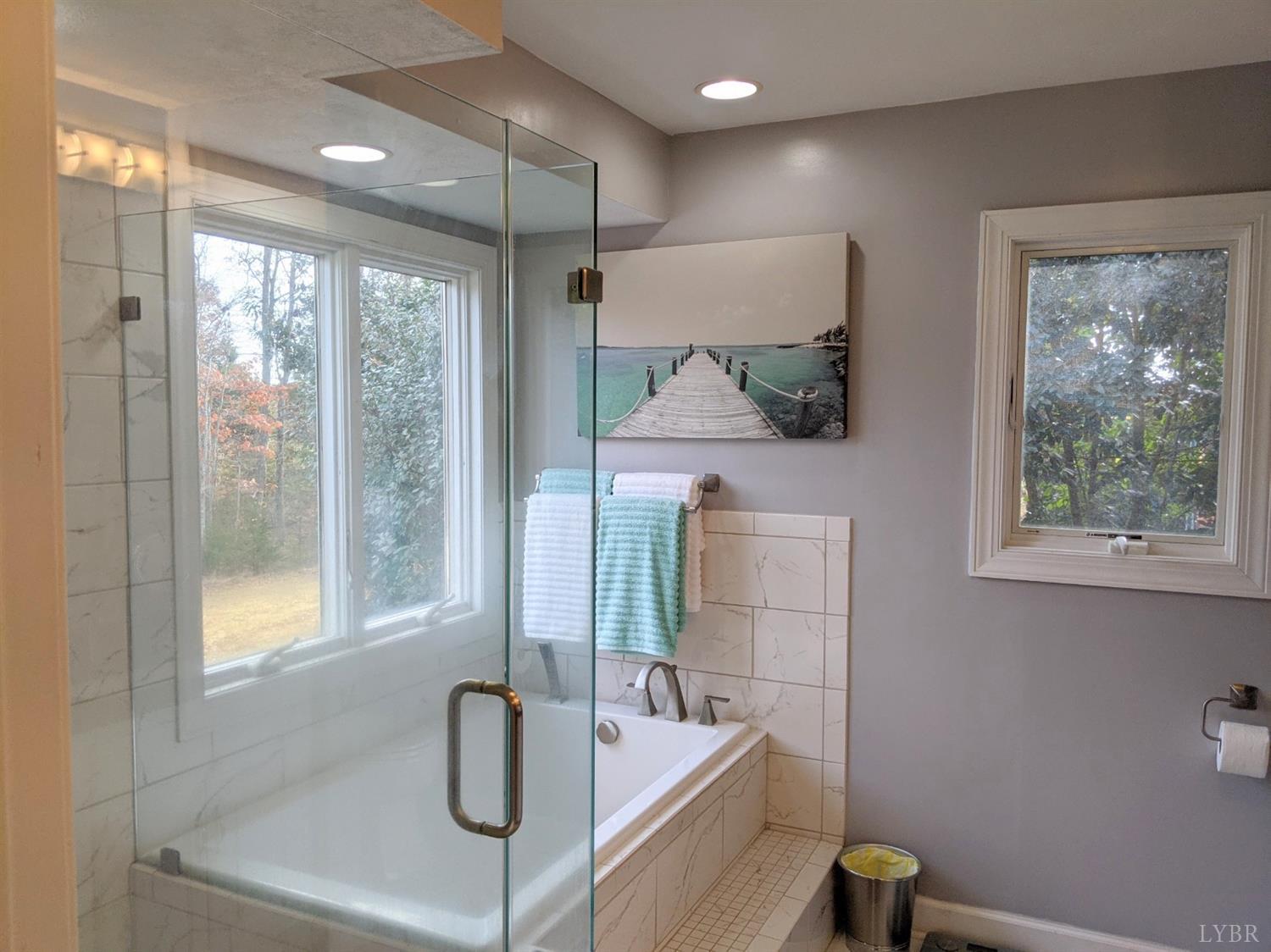 2206 South Fork Road Appomattox, VA 24522 - Photo 30 of 78 a bathroom with a tub sink and mirror