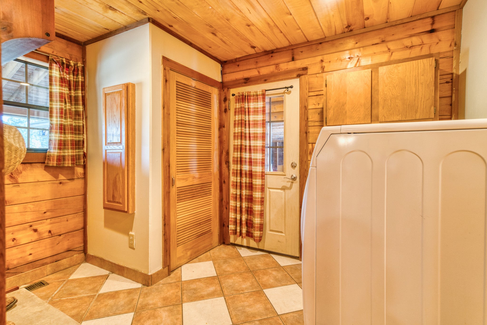 2644 Franklin Road Russellville, KY 42276 - Photo 15 of 40 a view of a bathroom with a shower and a tub