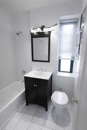 $165,000 | 306 East Mosholu Parkway South, Unit 3F | Bedford Park