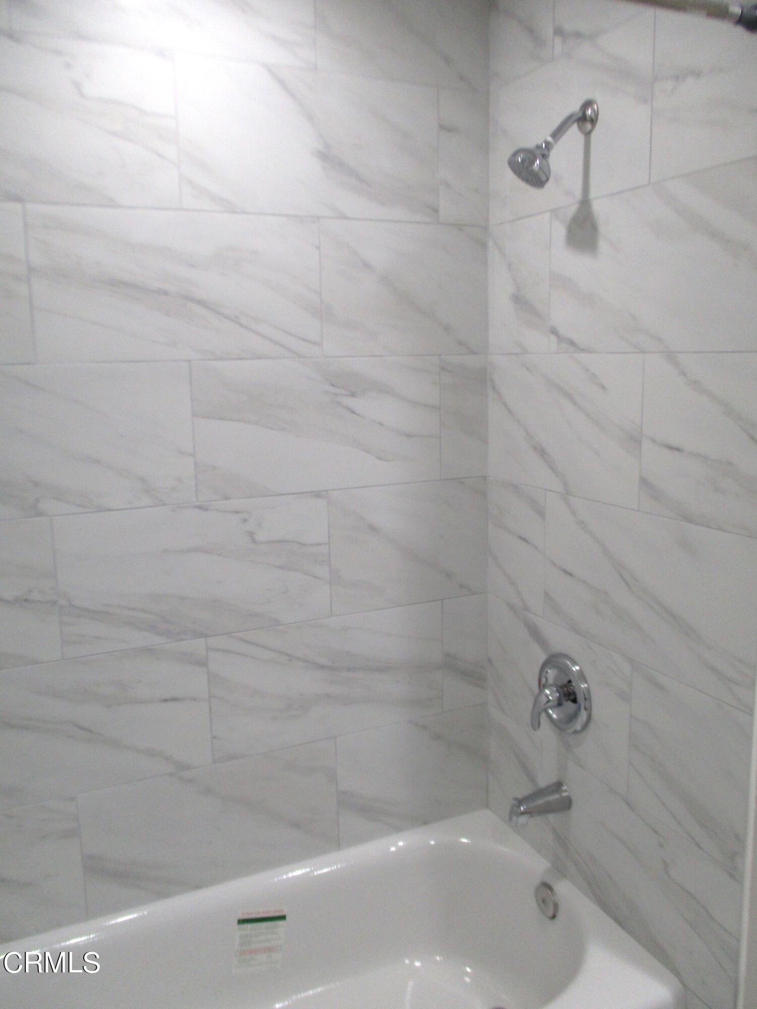 375 West Walnut Street Pasadena, CA 91103 - Photo 29 of 42 a bathroom with a bathtub