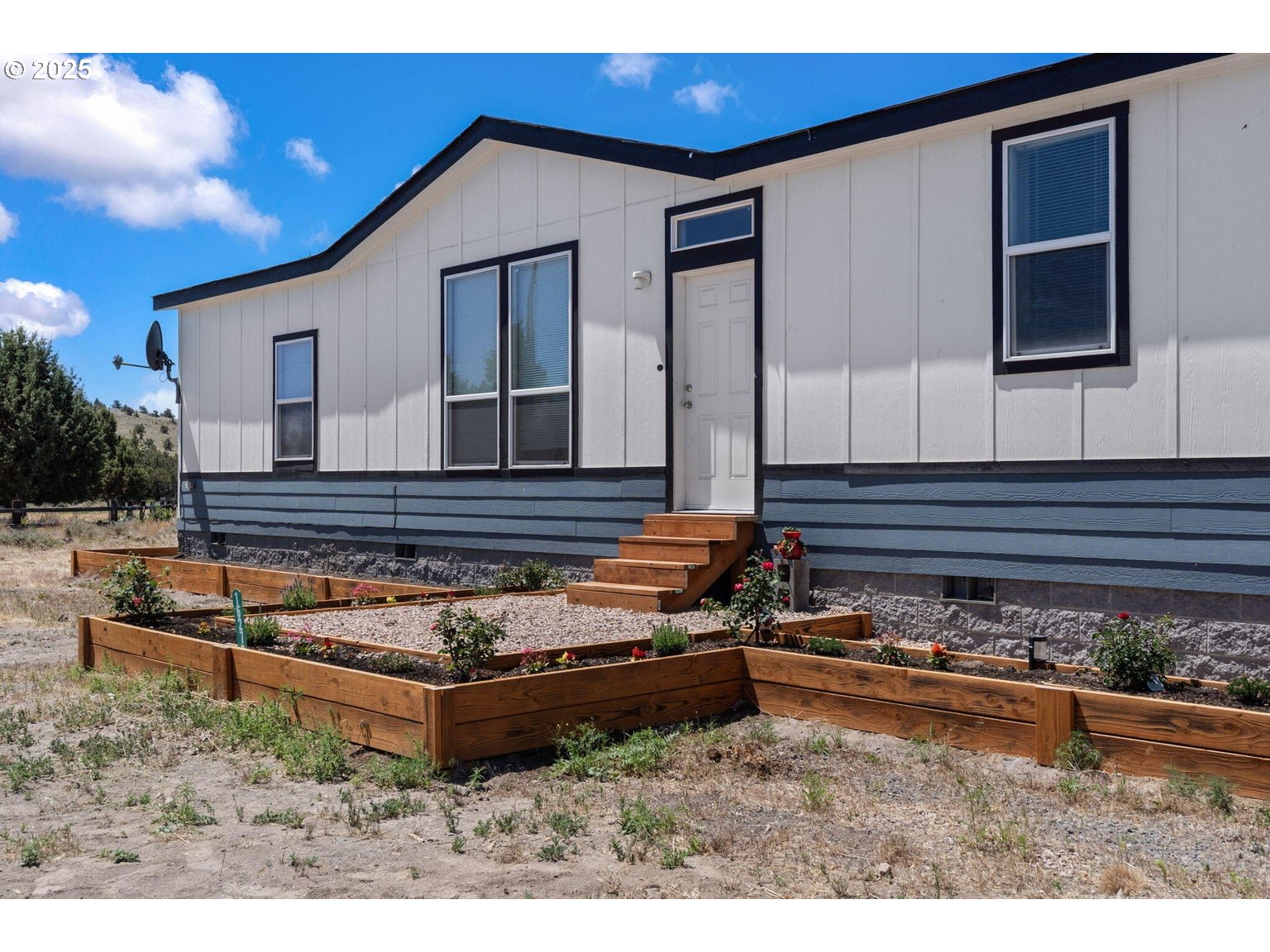 16277 Southeast Cahvilla Road Prineville, OR 97754 - Photo 16 of 22 a living room with furniture