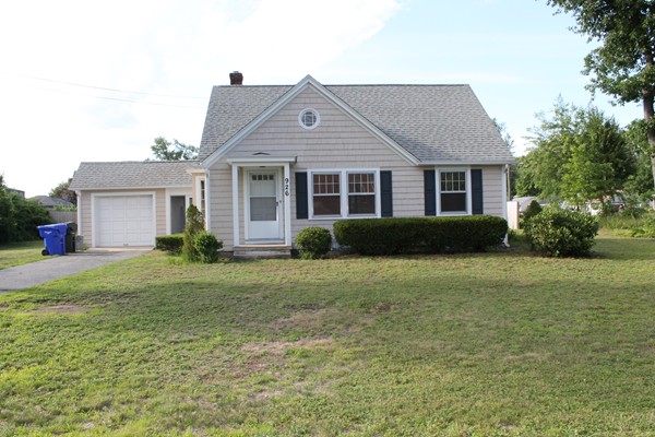 926 Plumtree Road Springfield, MA 01119 - Photo 2 of 21 a front view of a house with garden