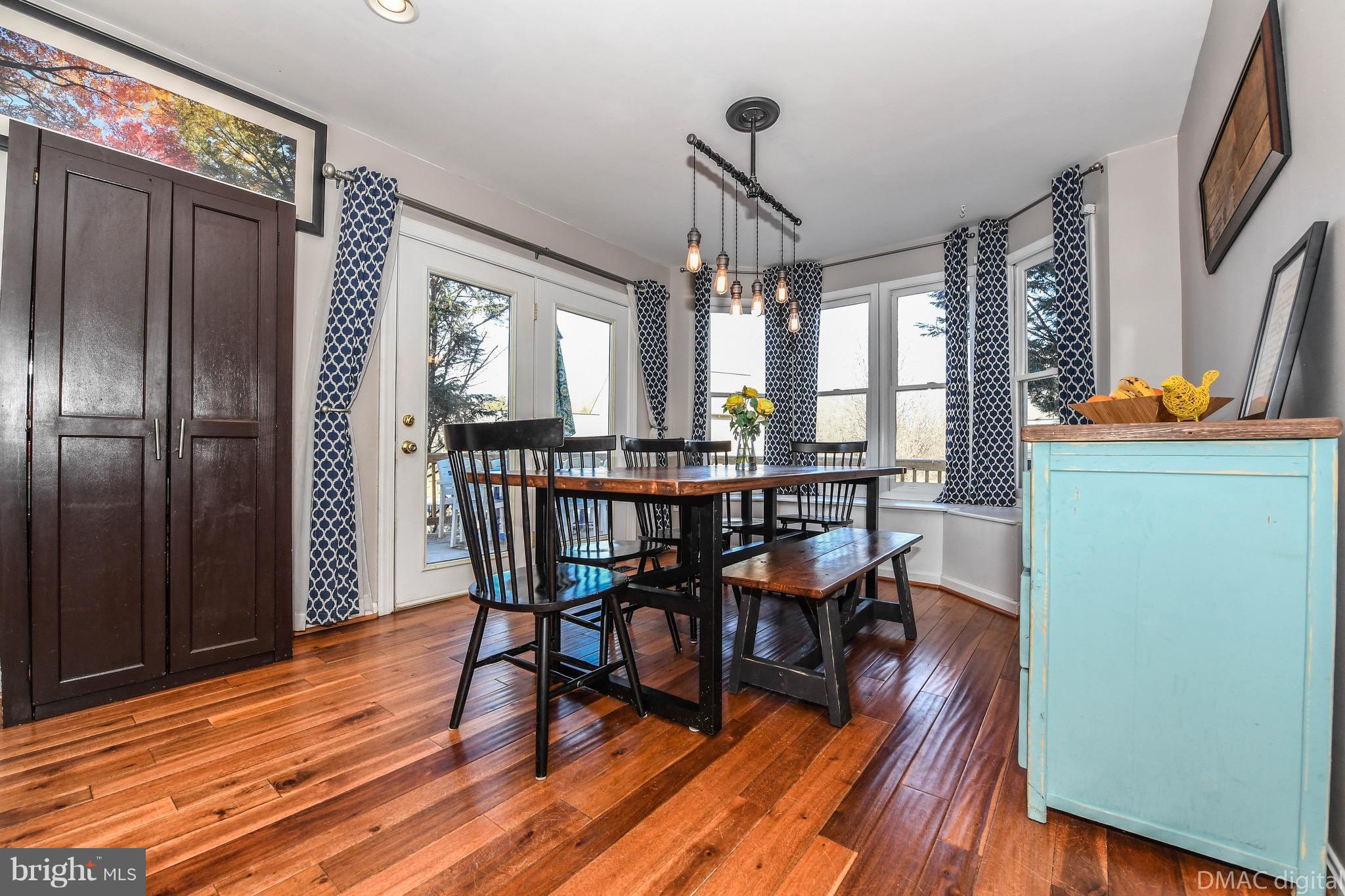 Built in Window Seat - Gorgeous wood floors!