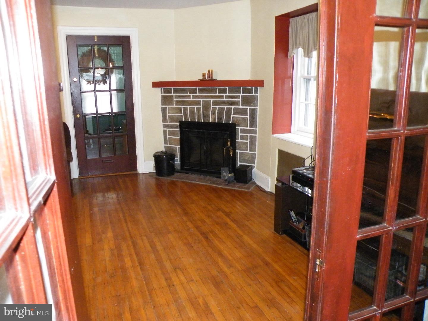 17 Marlborough Road Upper Darby, PA 19082 - Photo 8 of 14 Living Room