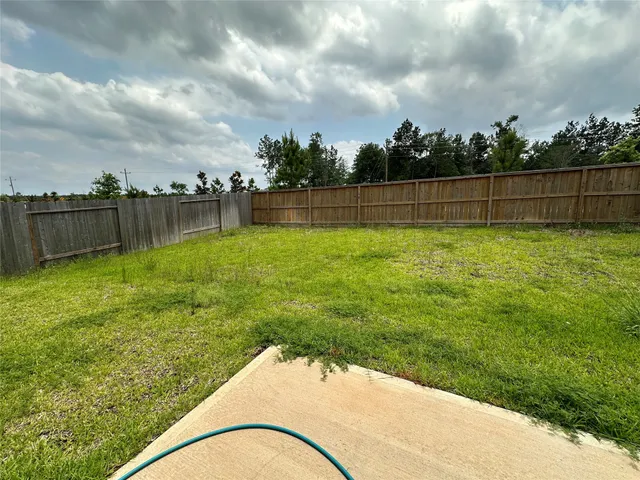 a view of a backyard
