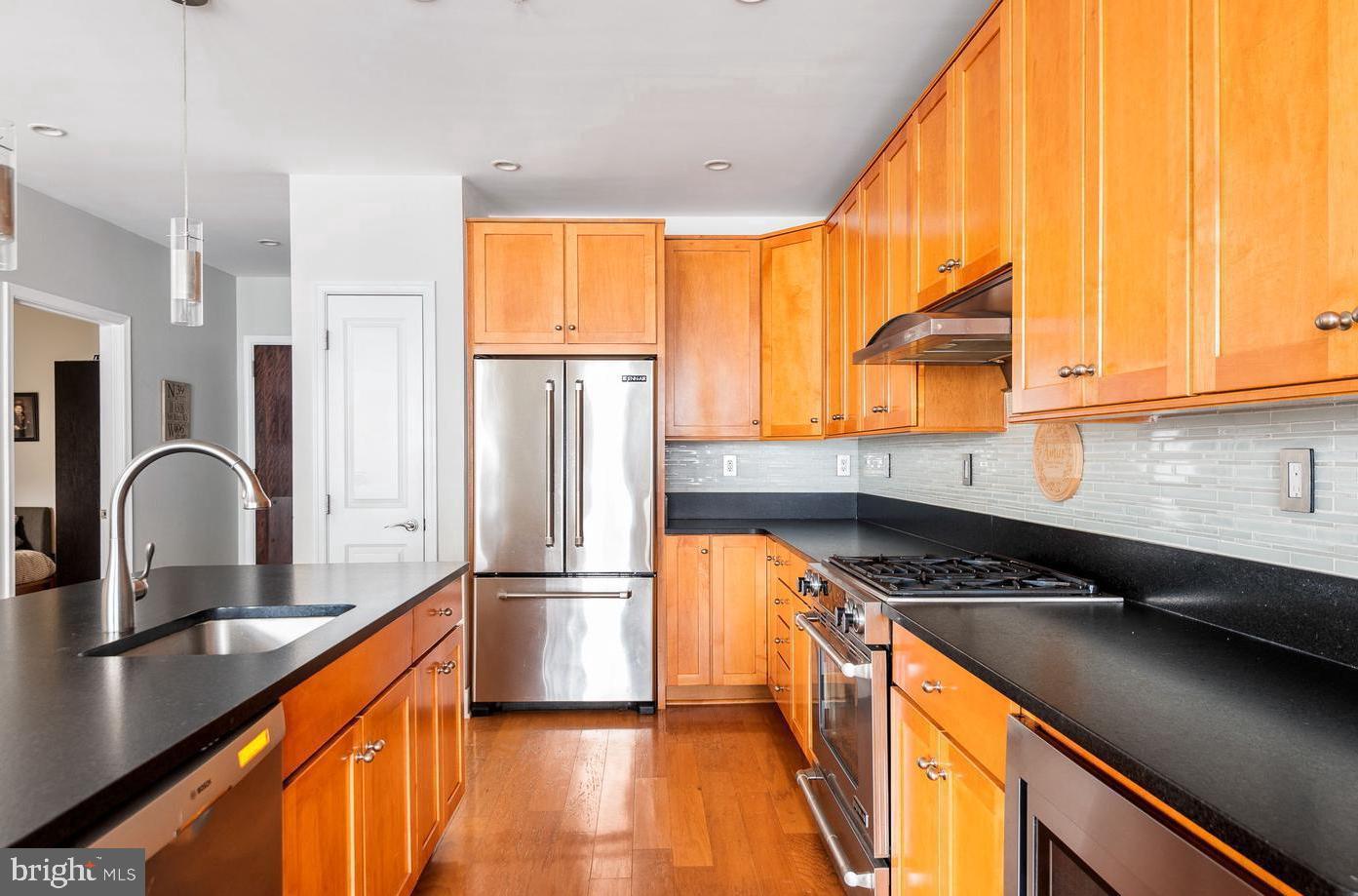 1418 North Rhodes Street, Unit B426 Arlington, VA 22209 - Photo 7 of 36 Stainless Steel Appliances