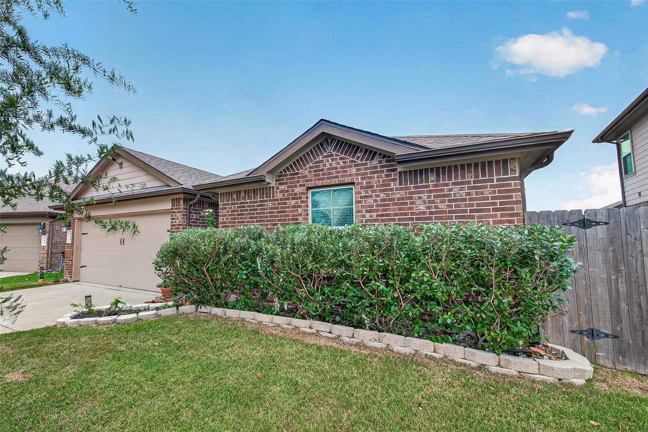 811 Petunia Falls Lane Rosharon, TX 77583 - Photo 2 of 44