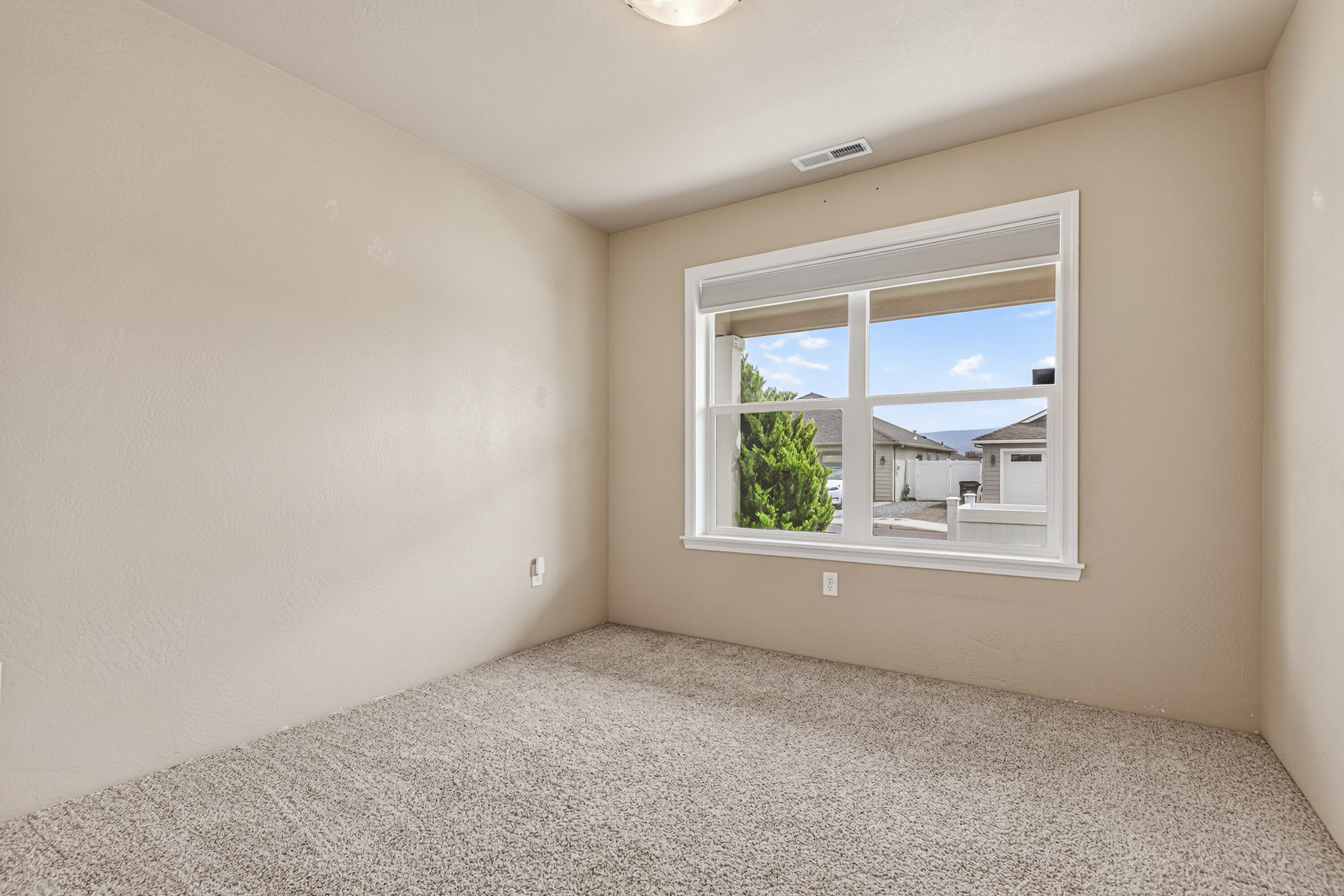 1922 Modena Lane Medford, OR 97501 - Photo 11 of 24