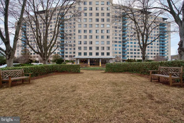 $2,100 | 10500 Rockville Pike, Unit 1114, Rockville, MD 20852