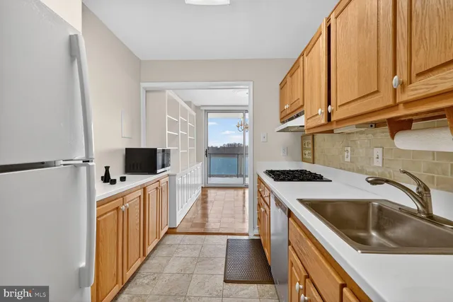 $2,100 | 10500 Rockville Pike, Unit 1114, Rockville, MD 20852