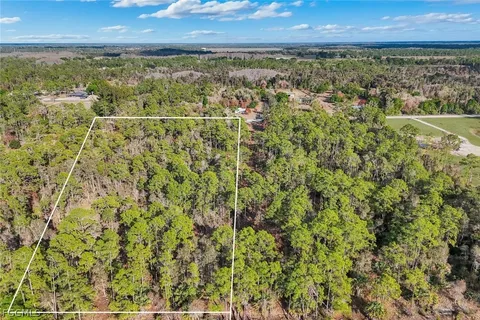 a black and white photo of a bathroom