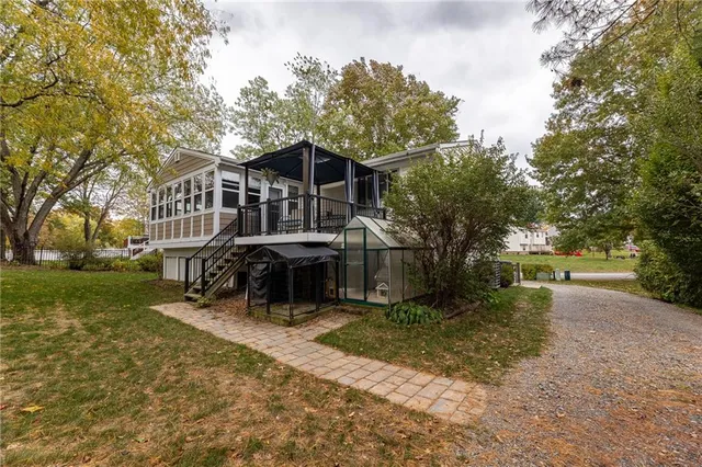 a view of a house with backyard and garden
