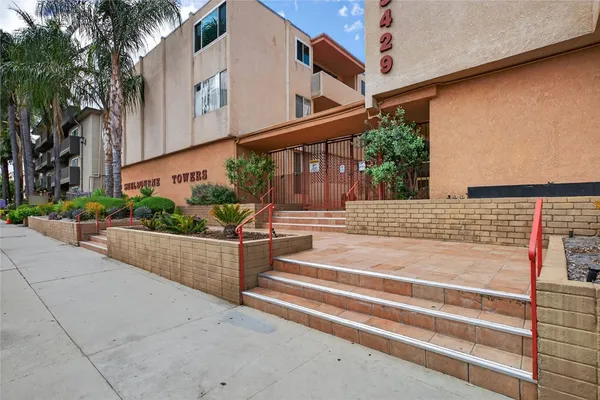 $399,900 | 5429 Newcastle Avenue, Unit 204, Encino, CA 91316