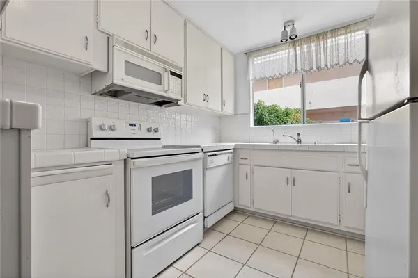 $399,900 | 5429 Newcastle Avenue, Unit 204, Encino, CA 91316