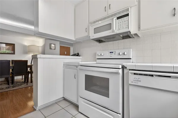 $399,900 | 5429 Newcastle Avenue, Unit 204, Encino, CA 91316