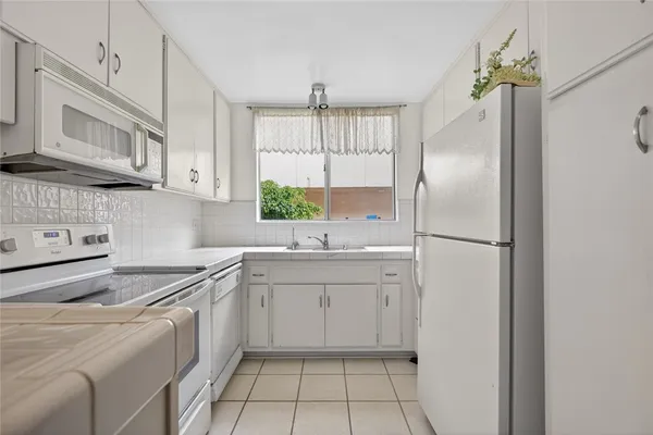 $399,900 | 5429 Newcastle Avenue, Unit 204, Encino, CA 91316