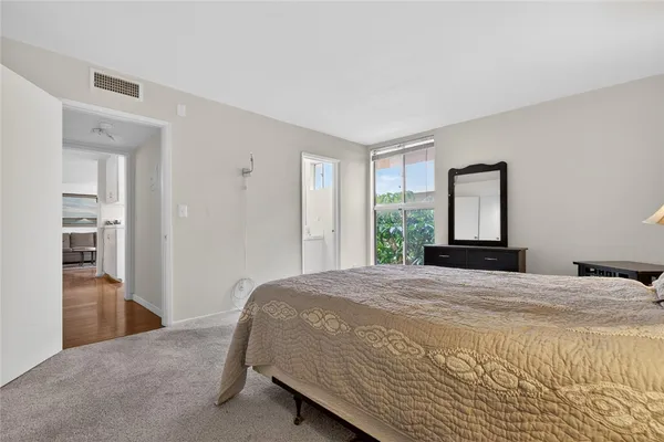 $399,900 | 5429 Newcastle Avenue, Unit 204, Encino, CA 91316
