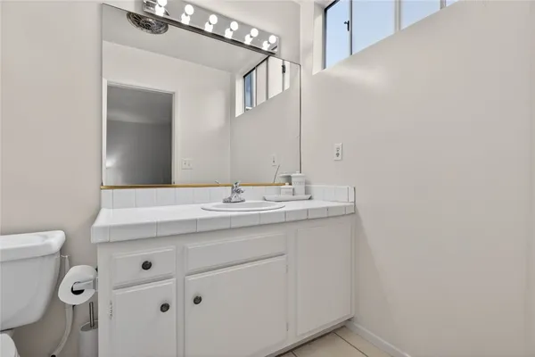 $399,900 | 5429 Newcastle Avenue, Unit 204, Encino, CA 91316