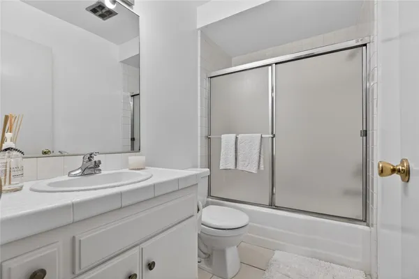 $399,900 | 5429 Newcastle Avenue, Unit 204, Encino, CA 91316