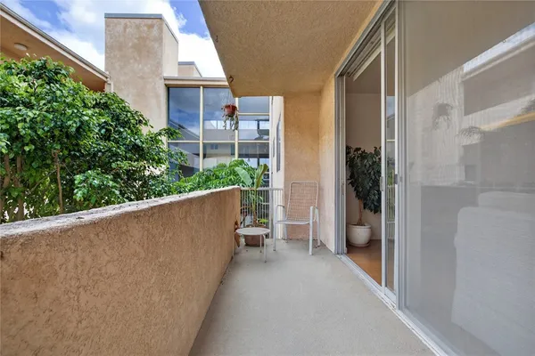 $399,900 | 5429 Newcastle Avenue, Unit 204, Encino, CA 91316