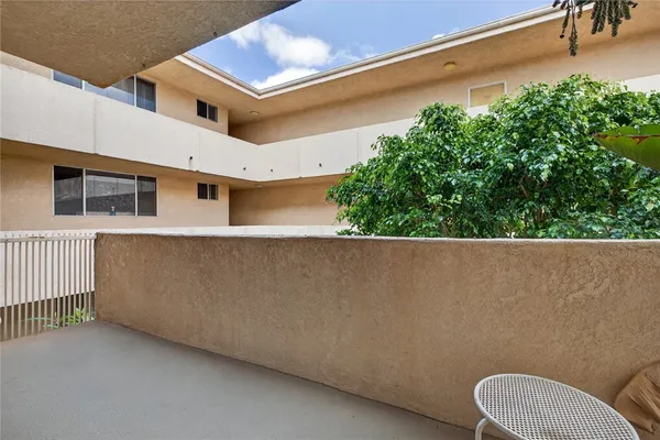 $399,900 | 5429 Newcastle Avenue, Unit 204, Encino, CA 91316