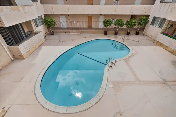 $399,900 | 5429 Newcastle Avenue, Unit 204, Encino, CA 91316