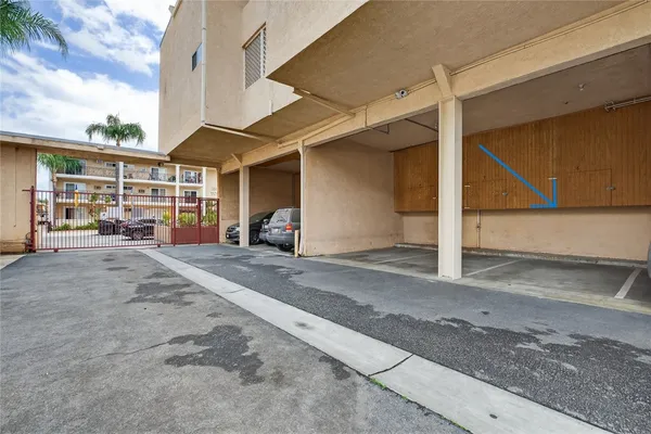 $399,900 | 5429 Newcastle Avenue, Unit 204, Encino, CA 91316