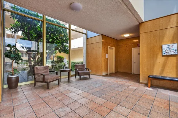 $399,900 | 5429 Newcastle Avenue, Unit 204, Encino, CA 91316