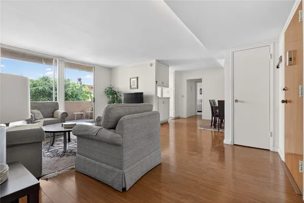 $399,900 | 5429 Newcastle Avenue, Unit 204, Encino, CA 91316