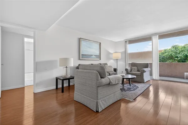 $399,900 | 5429 Newcastle Avenue, Unit 204, Encino, CA 91316