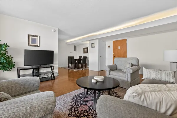 $399,900 | 5429 Newcastle Avenue, Unit 204, Encino, CA 91316