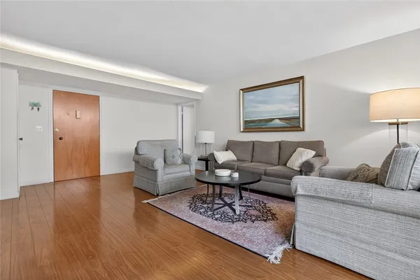 $399,900 | 5429 Newcastle Avenue, Unit 204, Encino, CA 91316