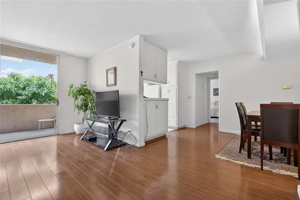 $399,900 | 5429 Newcastle Avenue, Unit 204, Encino, CA 91316