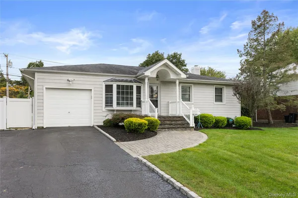 $800,000 | 19 Blue Spruce Lane, Commack, NY 11725