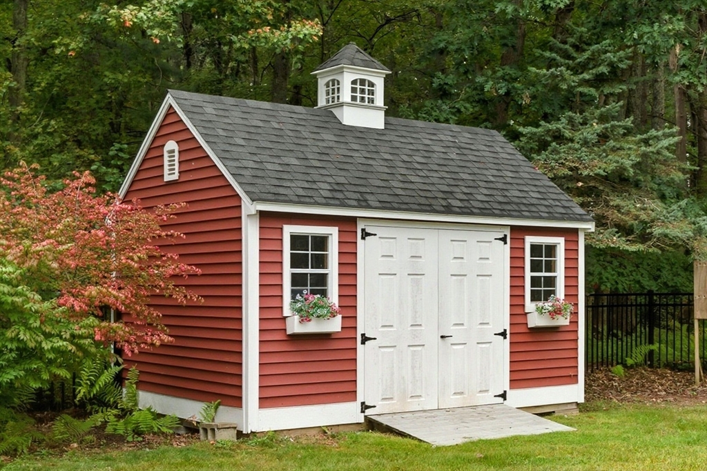 40 East Street Topsfield, MA 01983 - Photo 35 of 39 a front view of a house with a yard