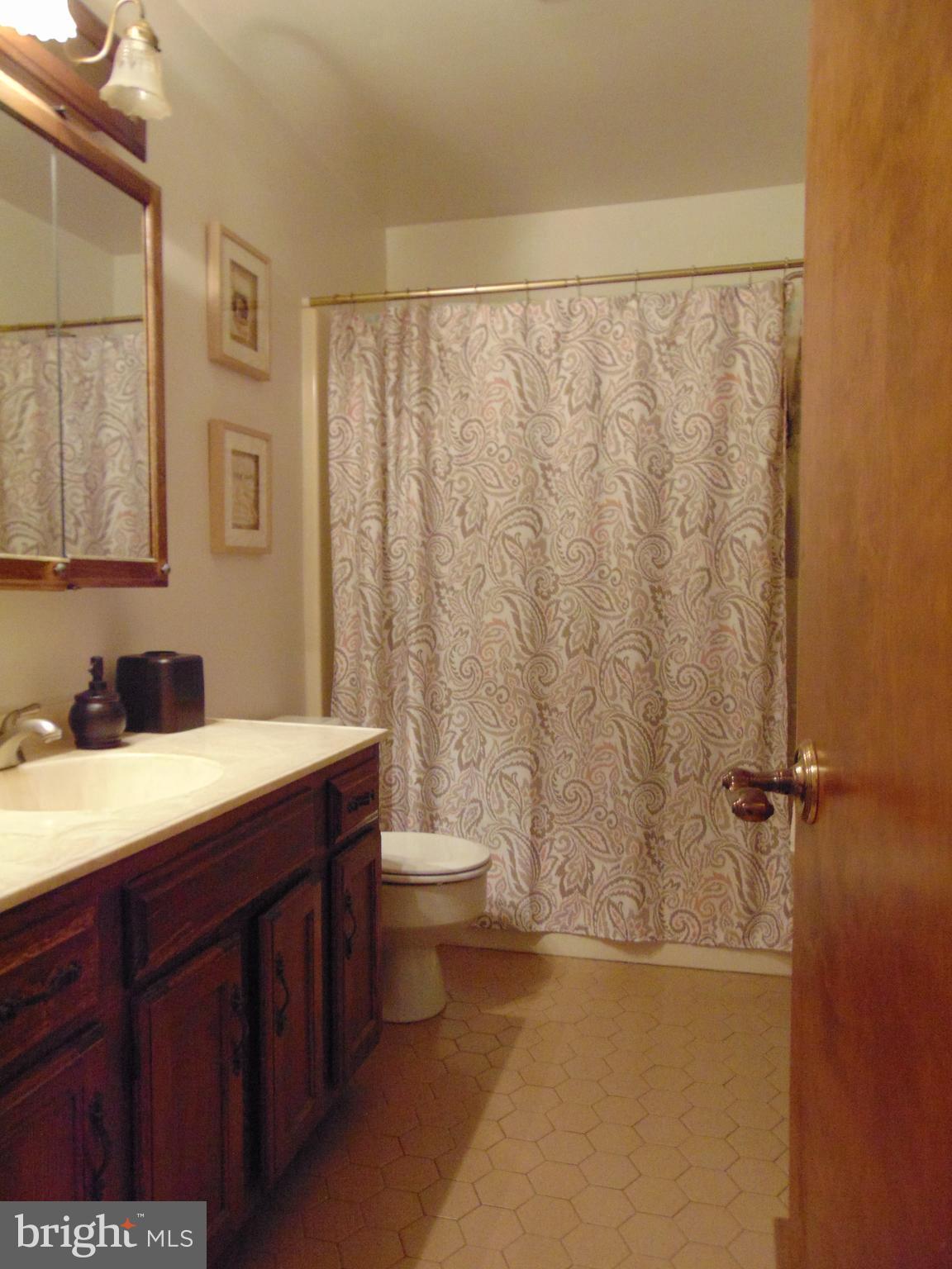 8411 Berkfield Road Baltimore, MD 21237 - Photo 17 of 23 Dual entry bath