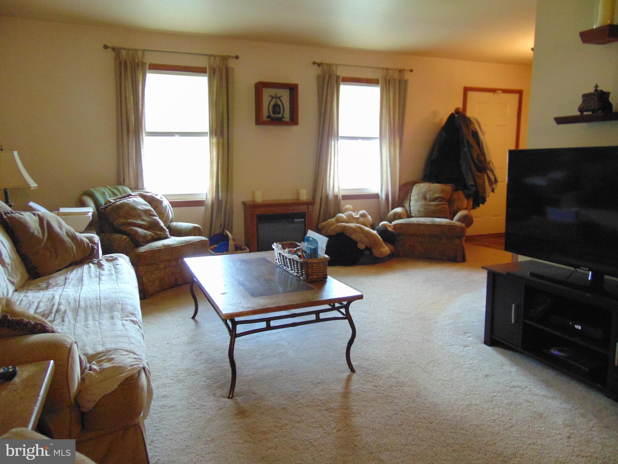 8411 Berkfield Road Baltimore, MD 21237 - Photo 5 of 23 Large Living Room